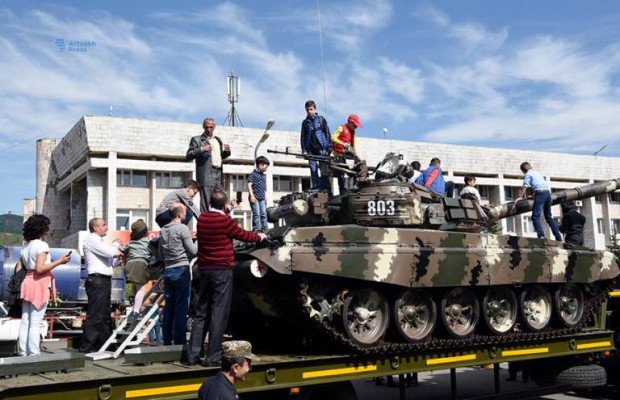 Dağlık Karabağ'da 9 Mayıs askeri tören alayı düzenlendi