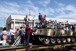 Dağlık Karabağ'da 9 Mayıs askeri tören alayı düzenlendi