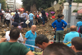 İstanbul’daki Katolik Mezarlığı'nın duvarı yıkıldı