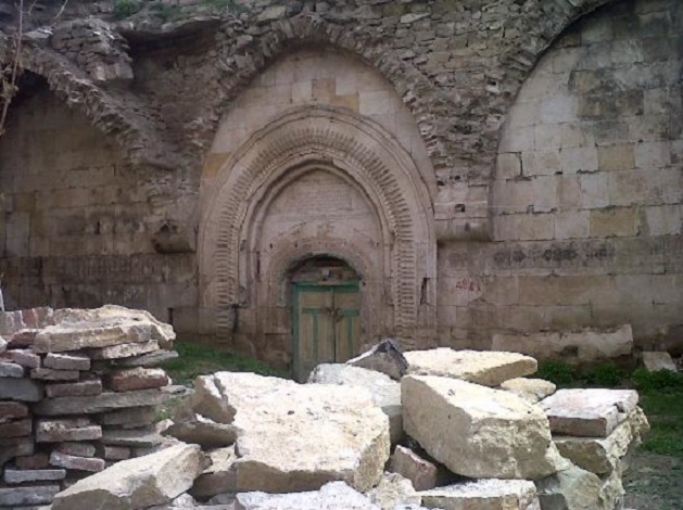 Vanʹdaki Varagavank Manastırıʹnın (Yedi Kilise) taşlarını söküp cami yaptılar