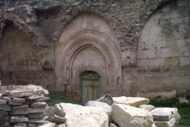 Vanʹdaki Varagavank Manastırıʹnın (Yedi Kilise) taşlarını söküp cami yaptılar