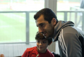 Henrikh Mkhitaryan engelli çocuklarla görüştü (video)