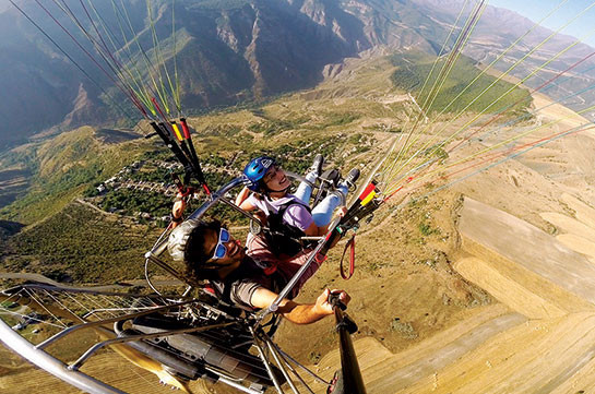 Ermeni tarihi Tatev manastırı üzerinde yamaç paraşütü uşuçları düzenlenecek (video)