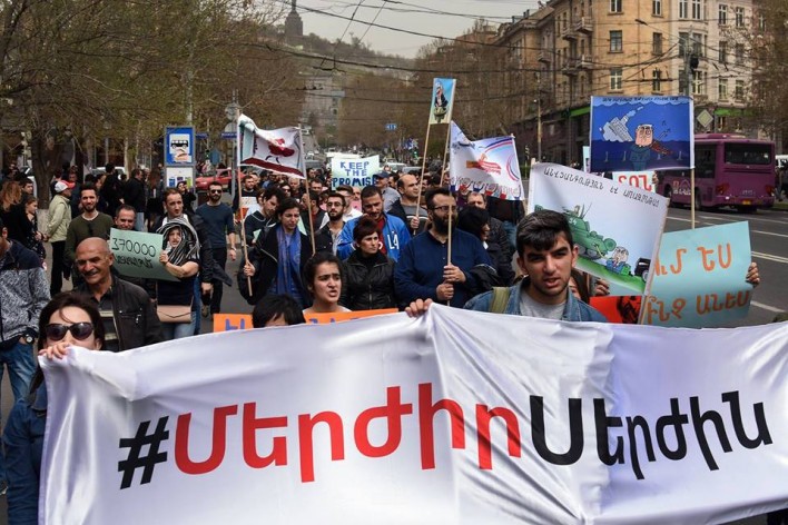 Ermenistan'da muhalefet Serj Sarkiysan'ın, başbakanlığa adaylığını protesto ediyor