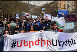 Ermenistan'da muhalefet Serj Sarkiysan'ın, başbakanlığa adaylığını protesto ediyor