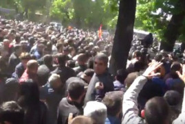 Yerevan’da gergin anlar: Polis ve protestocular arasında çatışma çıktı (video)