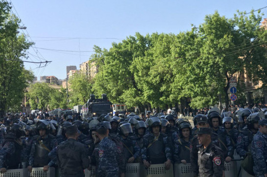 Yerevan’da protestolar: Bağramyan caddesine TOMA getirildi (foto)