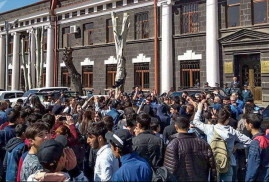 Ermenistan’da Sarkisyan’a karşı protesto dalgası yayılıyor (foto)