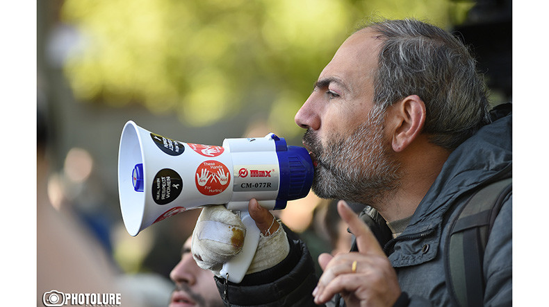 Ermenistan’daki protestoların lideri : “Kadife devrime başlıyoruz”