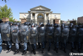 Yerevan’da göstericiler Başbakanlık sarayının önünde toplandı(foto)