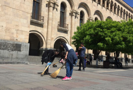 Yerevan'da göstericiler, mitingden sonra Cumhuriyet meydanını temizlediler (video)