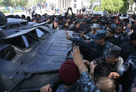 Ermenistan Merkez Bankasının bulunduğu sokağa polis ve zırhlı araç takviyesi