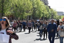 Ermenistan'a gelen turistler protestoculara katıldı (video)