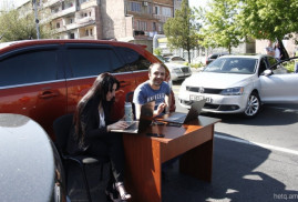 Yerevan’da İT’ciler, ofislerini sokağa taşıyıp protestoya katıldılar