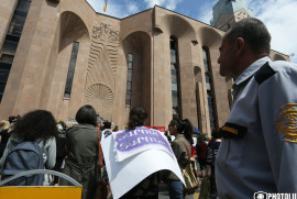 Ermenistan'da bir grup protestocu, Yerevan Belediye Başkanı'nın istifasını talep ediyor