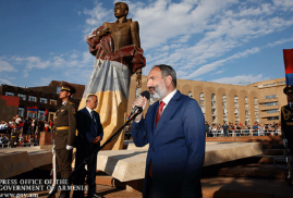 Ermenistan Başbakanı Nikol Paşinyan Yerevan’da Aram Manukyan’ın heykelinin açılışını yaptı