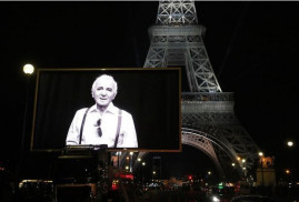 Paris onu anıyor (foto)