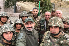 Nikol Paşinyan Karabağ'da askerlerle çektiği selfie'yi paylaştı