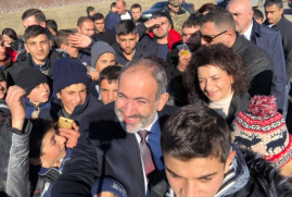 Ermenistan Başbakan Vekili Paşinyan ve eşi dersten kaçan çocuklarla selfie çektiler