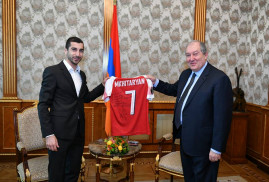 Ermeni futbol yıldızı Mkhitaryan Ermenistan Cumurbaşkanı'na imzalı formasını hediye etti