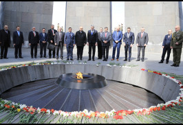 Çek Savunma Bakanı Ermeni Soykırım Anıt Kompleksi'ni ziyaret etti