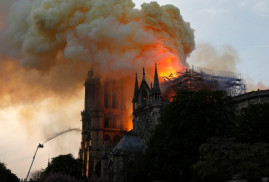 Fransa'nın ünlü Notre Dame Katedrali cayır cayır yandı (foto)