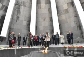 ABD kongresmenler Yerevan’da Ermeni Soykırımı anıtını ziyaret edip saygı duruşunda bulundular