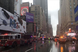 New York'ta helikopter gökdelene çarptı