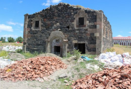 Erzurum'daki tarihi Surp Minas Ermeni Kilisesinde defineciler kazmadık yer bırakmadı