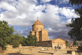 Akhtamar Adası'nın Surp Haç Ermeni Kilisesi ayine hazırlanıyor