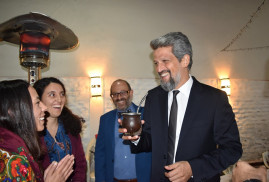 Garo Paylan’ı Uruguay’da tuz ve ekmekle karşıladılar (foto)