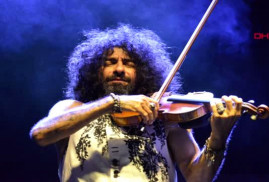 Lübnan doğumlu Ermeni sanatçı Ara Malikian, İzmir'de konser verdi