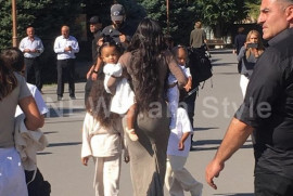 Kim ve Kourtney Kardashian çocuklarını Ermenistan’da vaftiz etti (foto, video)