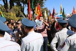 Kürtler ABD’nin Ermenistan Büyükelçiliğinin önünde toplandı: Soykırımcı Türk'ün kanlı elini tutun (foto)