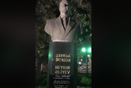 ‘Karabağ Ermenistan’dır ve nokta’ sözü Haydar Aliyev’in heykelin üstünde yer aldı (video)