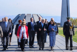 Yunanistan Cumhurbaşkanı Ermeni Soykırımı anıtını ziyaret ederek saygı duruşunda bulundu