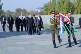 Rusya Dışişleri Bakanı Ermeni Soykırımı anıtını ziyaret etti (foto)