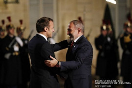 Fransa Cumhurbaşkanı Macron Nikol Paşinyan’ı Élysée Sarayının önünde karşıladı (video)