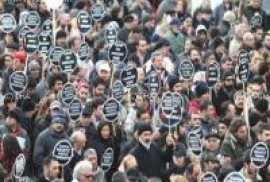 Hrant Dink yürüyüşünde polis, yürüyenlere biber gazı sıkarak müdahale etti