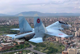 Ermenistan başkentinin gökyüzünde SU-30 savaş uçakları geçit töreni için hazırlık uçuşları gerçekleştirdi