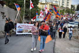 Tiflis'te Ermeniler Karabağ’a dayanışma yürüyüşüne çıktılar