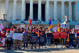 Ermeni gençler, Türk-Azerbaycan saldırılarını Wshington'da sessiz protesto etti (foto, video)