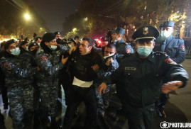 Ermenistan'in başkentinde hükümet karşıtı protesto! Çok sayıda gözaltı var...