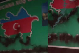 “Azerbaycan’a hoş geldiniz” yazısını siyah renkle boyandı