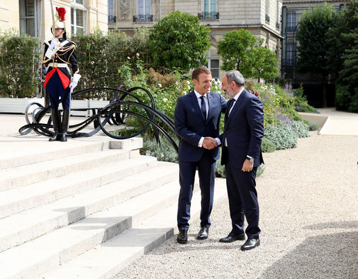 Macron: ''Azerbaycan ordusu, Ermenistan'ın egemen topraklarını terk etmeli''