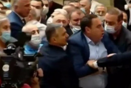 Gürcistan  parlamentosunda milletvekilleri arasında kavga çıktı (Video)