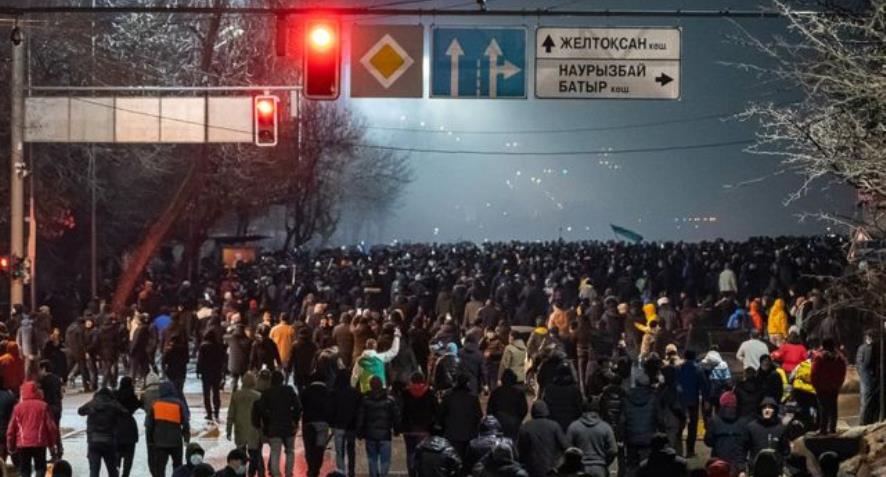 Kazakistan'da protesto düzenlenen bölgelerde OHAL ilan edildi