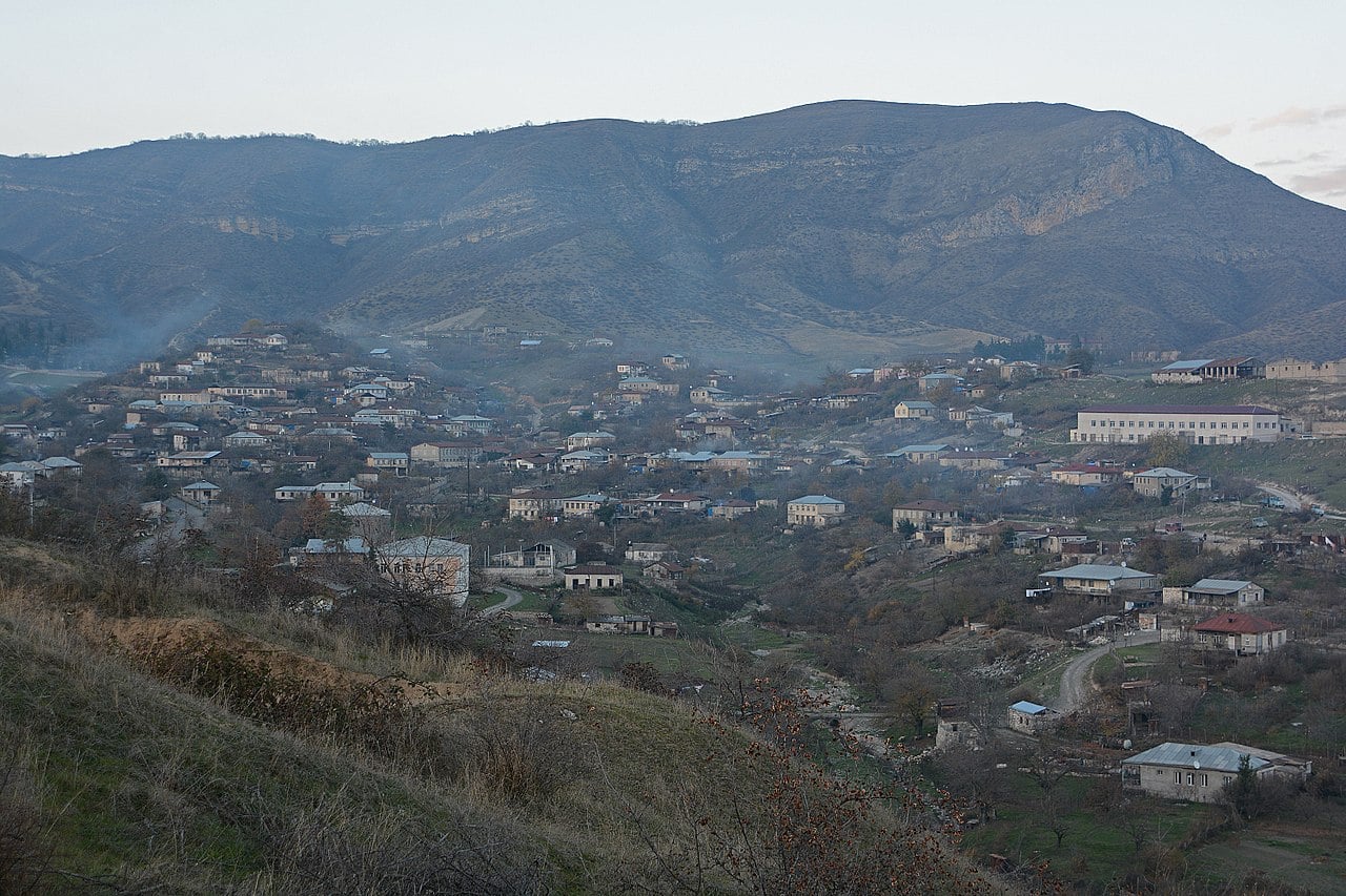 Azerbaycan Silahlı Kuvvetleri, Karabağ’ın Khnapat köyündeki okul alanı yönünde ateş etti