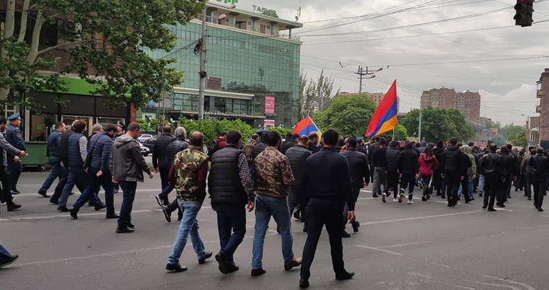 Yerevan'da protestolar yeniden başladı (foto)