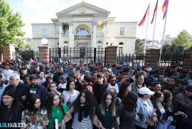 Protestocular Cumhurbaşkanlığı binasını ablukaya aldı